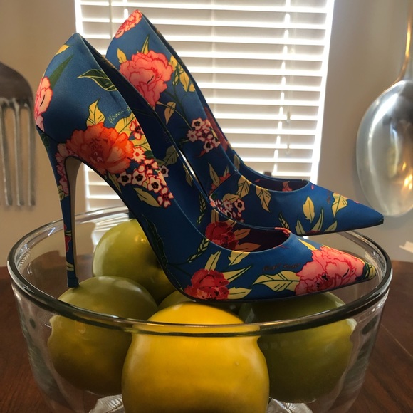 Shoes - Aldo floral pumps